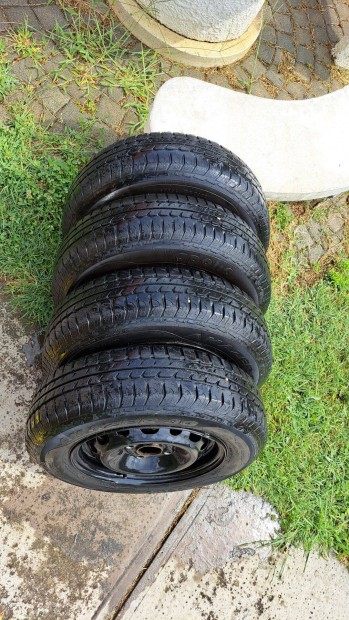 Eladó 4 db Opel corsa c lemezfelni nyári gumikkal s gumikkal szerelve