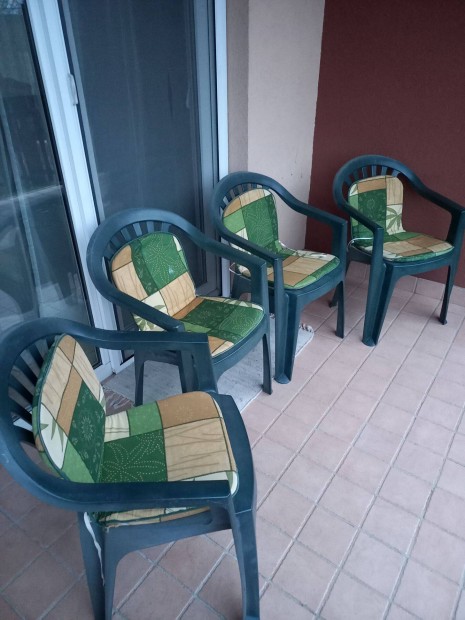 Eladó 4 db. kerti kültéri műanyag szék párnával asztal napernyőtartó