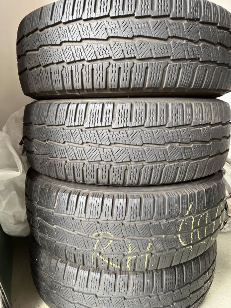 Elado 4 db kivaló allapotú 215/60R17 C teligumi