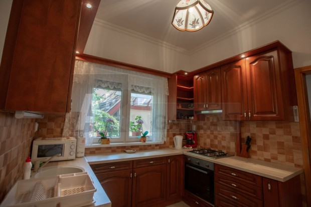 Elad� 4 lak�sos csal�di h�z, vagy panzi�