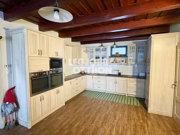 Elad� 4 szob�s bajor st�lus� csal�di h�z Cegl�den a F�rd� k�zel�ben