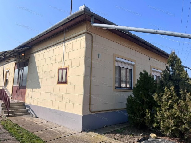 Elad� 4 szob�s csal�di h�z Tisza�rs�n!