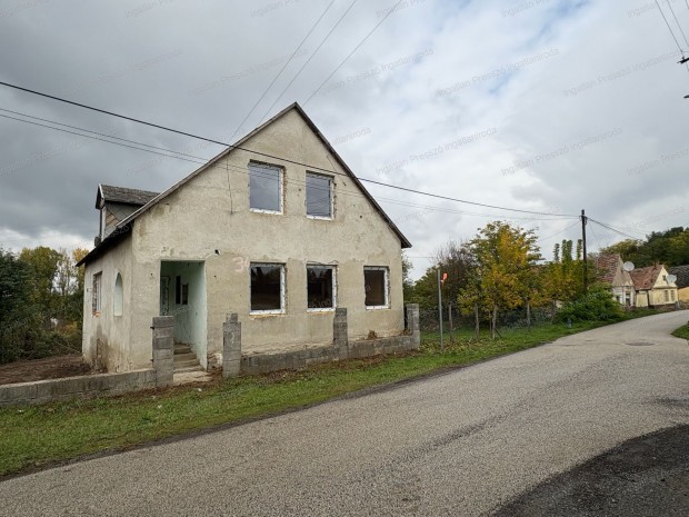 Elad� 4 szob�s emeletes h�z J�nosh�za k�zponthoz k�zeli r�sz�n!