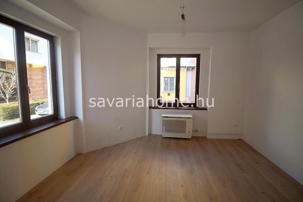 Elad� 4 szob�s fel�j�tott lak�s a vas�t�llom�s k�rny�k�n -
