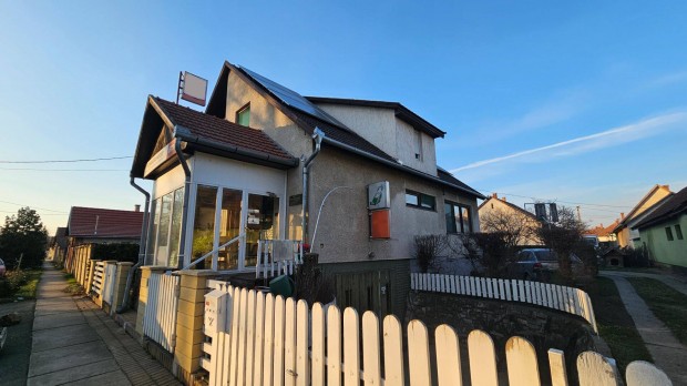 Elad� 4 szob�s napelemes r�szben �nfenntart� csal�di h�z J�szber�nyben