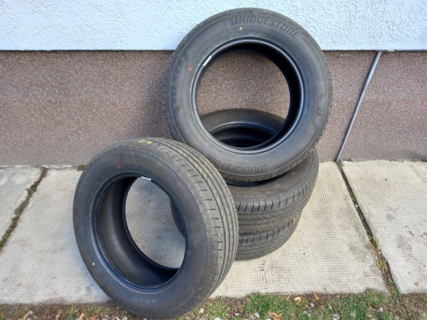 Eladó 4db 10000 km-t futott Bridgestone Alenza nyári gumi (225/65 R17)