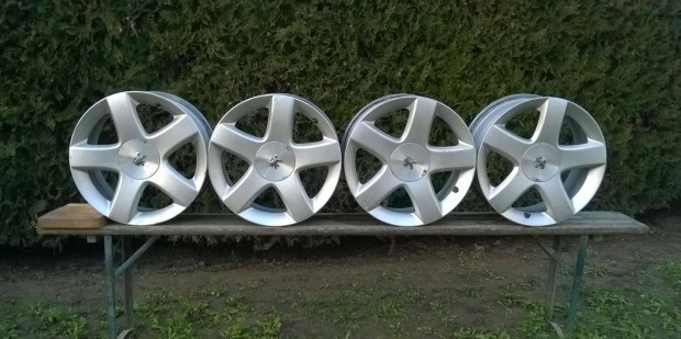 Eladó 4db 17-es 5x108-as Peugeot-Citroen alu csavarral, szenzorral