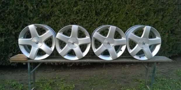 Elad 4db 17-es 5x108-as Peugeot-Citroen alu csavarral, szenzorral