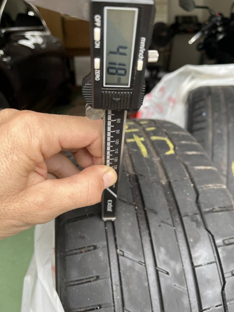 Elad 4db 235/45R18 nyrigumi