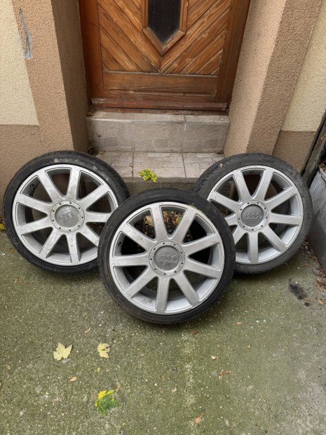 Eladó 4db Audi 10 küllős gyári alufelni gumival