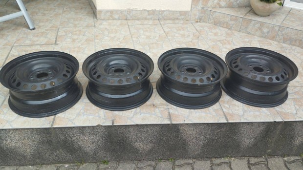 Eladó 4db Nissan Quashguai 17 colos vas felni, szelep, dísztárcsa
