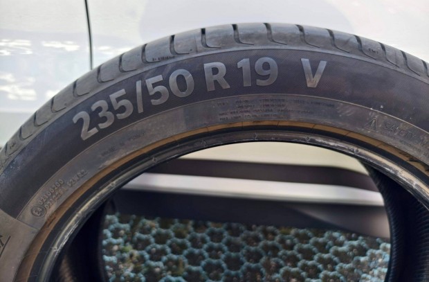 Elad� 4db Ny�ri gumi: Continental Premiumcontact C 235/50 R19 V
