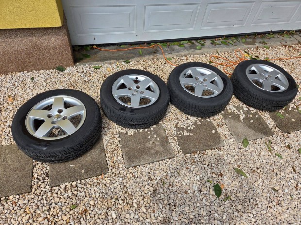 Eladó 4db Peugeot 15" alufelni nyári gumikkal