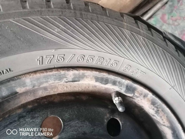 Eladó 4db használt felni + 175/65/r15 téligumi szett szerelve