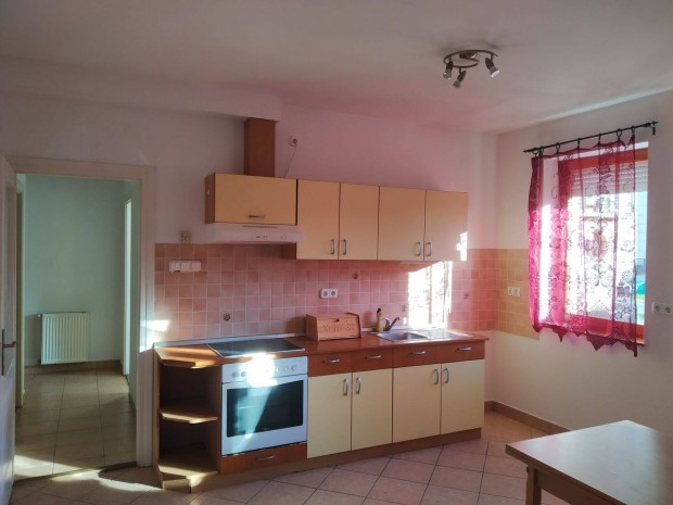 Elad� 50 m2-es lak�s G�d�n a Szeder utcai lak�parkban