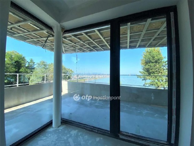 Elad� 51 nm-es lak�s Balatonfenyves