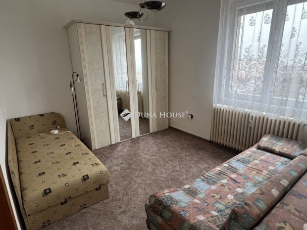 Elad� 51 nm-es lak�s Duna�jv�ros