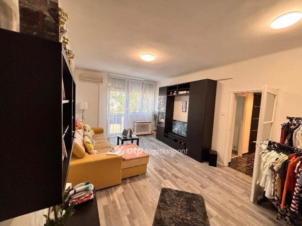 Elad� 51 nm-es lak�s Szolnok