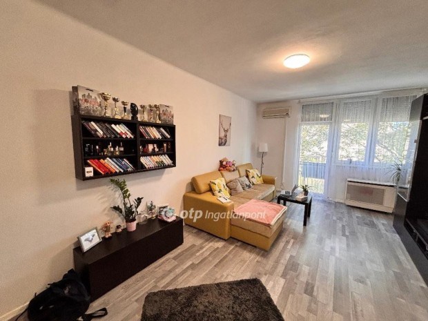 Elad� 51 nm-es lak�s Szolnok