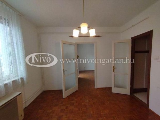 Elad� 51 nm-es t�gla lak�s Veszpr�m