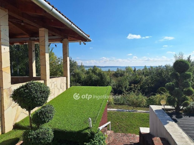 Elad� 52 nm-es h�z Balatonalm�di