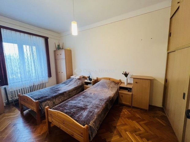 Elad� 52 nm-es lak�s Duna�jv�ros