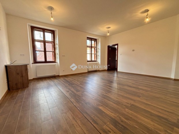 Elad� 52 nm-es lak�s Sopron