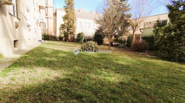 Elad� 52 nm-es lak�s Szombathely