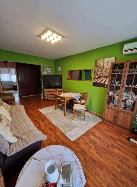 Elad� 53 m-es, tehermentes lak�s Sz�kesfeh�rv�r k�zkedvelt r�sz�n a