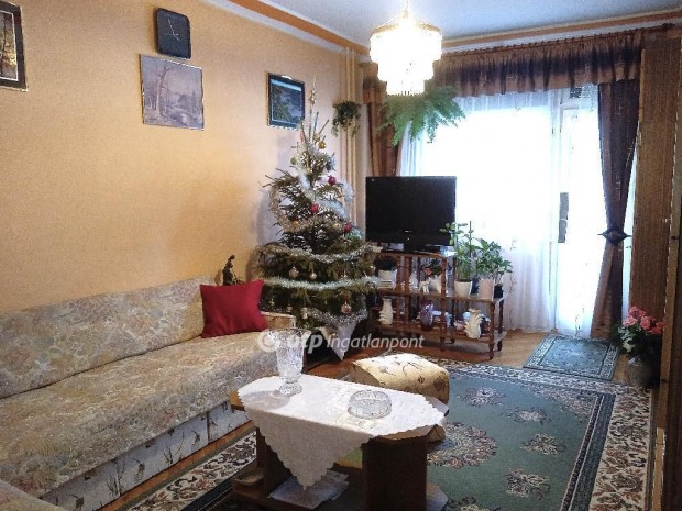 Elad� 53 nm-es lak�s Ajka