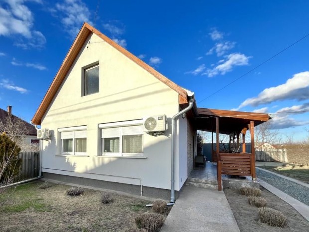 Elad� 54 nm-es Fel�j�tott Csal�di h�z Nagyk�ta