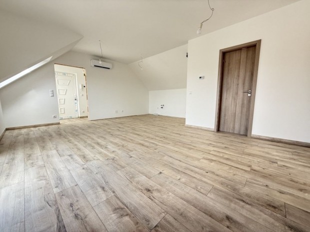 Elad� 54 nm-es �j �p�t�s� t�gla lak�s Paks