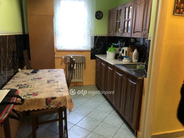 Elad� 54 nm-es lak�s Ajka