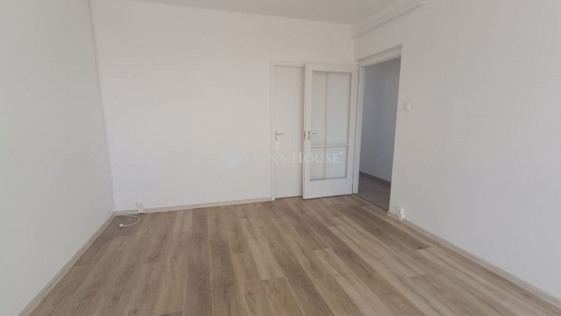 Elad� 54 nm-es lak�s Kecskem�t