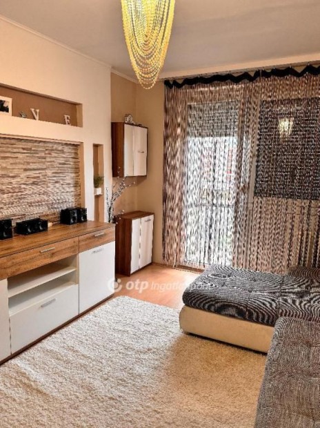 Elad� 54 nm-es lak�s Szolnok