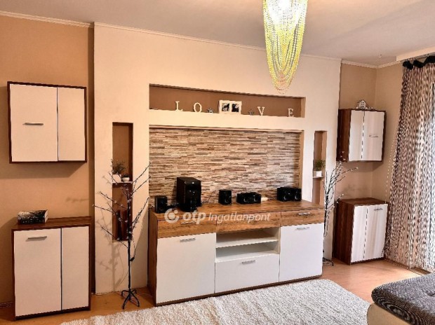 Elad� 54 nm-es lak�s Szolnok