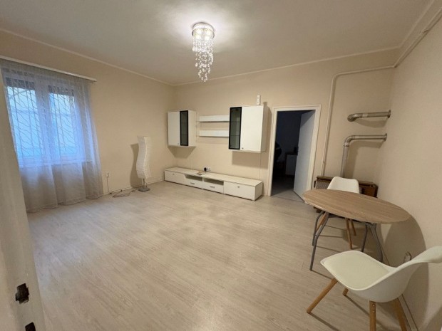 Elad� 54 nm-es t�gla lak�s Sz�kesfeh�rv�r