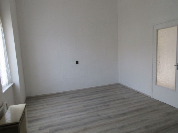 Elad� 55 nm-es K�zepes �llapot� H�zr�sz Debrecen