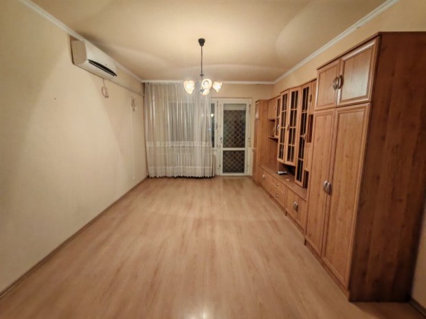 Elad� 55 nm-es panel lak�s Szeged T�pai utca