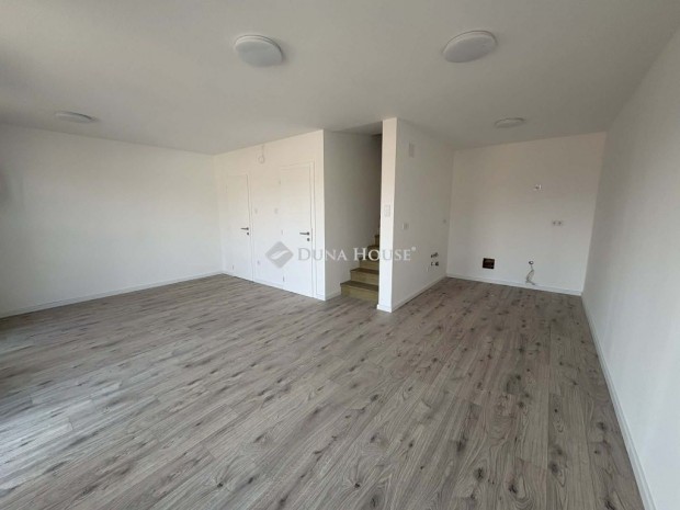 Elad� 56 nm-es h�z Tura