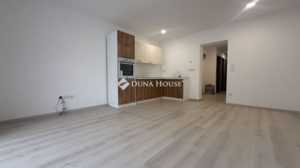 Elad� 56 nm-es lak�s Szombathely