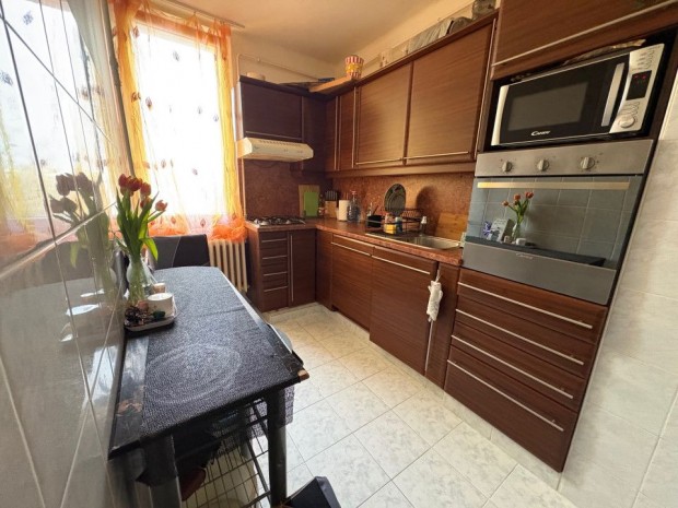 Elad� 56 nm-es t�gla lak�s Sz�kesfeh�rv�r