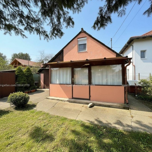 Elad� 57nm-es csal�di h�z nagy udvarral �s fedett gar�zzsal Kerepesen