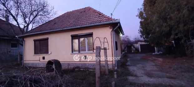 Elad� 58 nm-es h�z Nagyk�ta