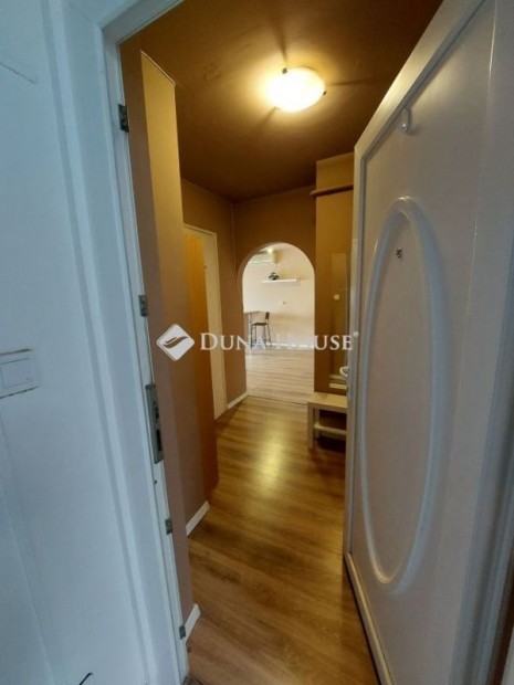 Elad� 58 nm-es lak�s Baja