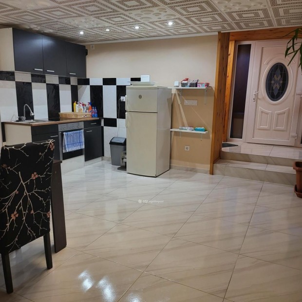 Elad� 58 nm-es lak�s Beretty��jfalu