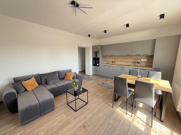 Elad� 59 nm-es Fel�j�tott t�gla lak�s Paks