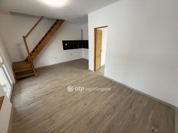 Elad� 59 nm-es h�z Tiszak�cske