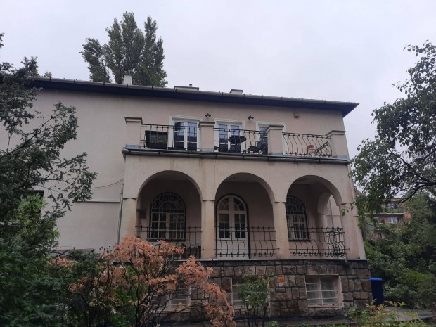 Eladó 5 szobás villalakás autóbeállóval a Fillér utcában