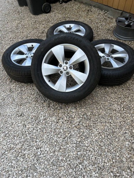 Eladó 5x112 r17 gyári Skoda Kodiaq alufelni új nyári gumival!